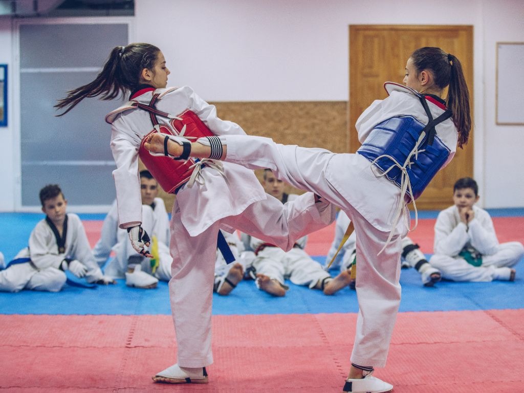 Con gái học võ Taekwondo