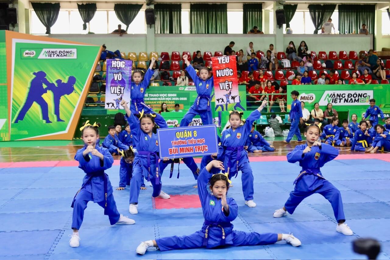 Con gái học võ Vovinam